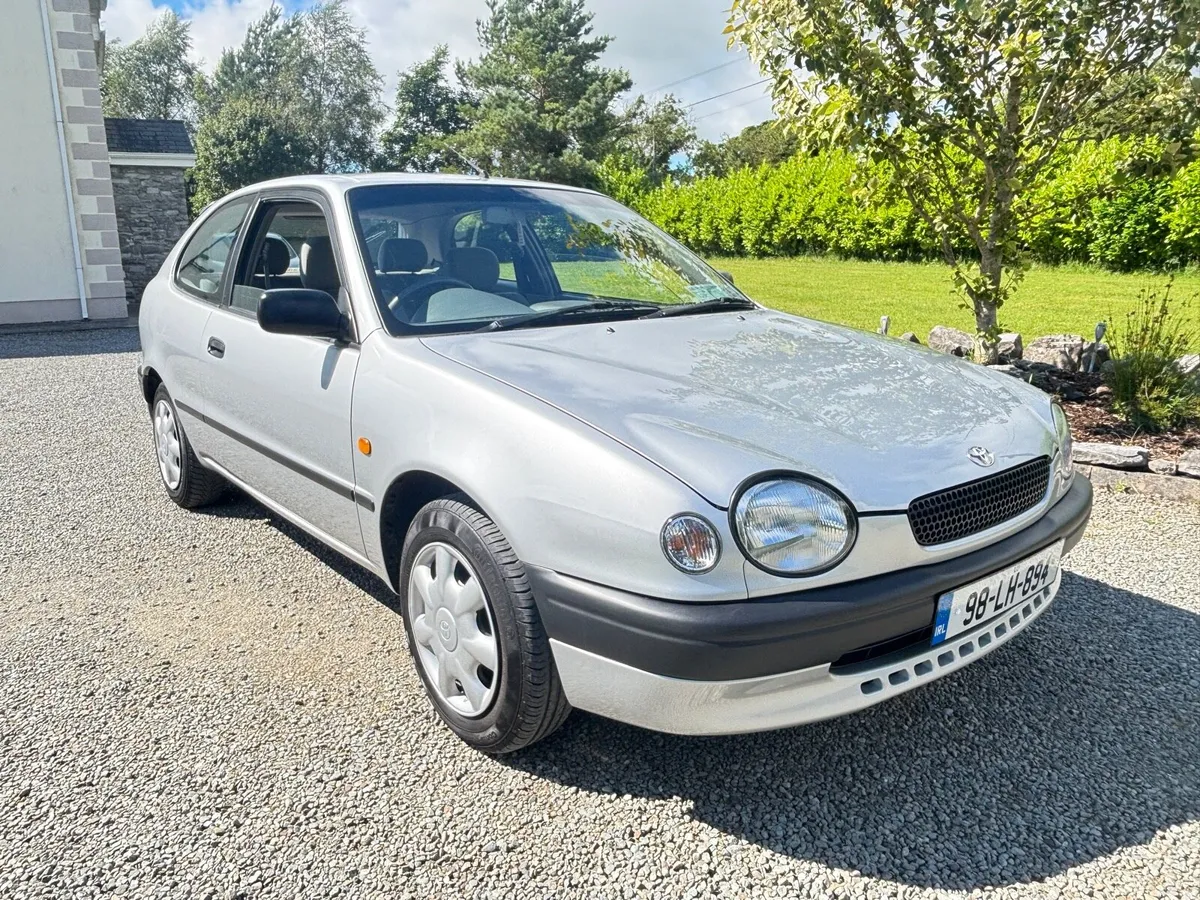 Toyota Corolla 1.3i Auto 49,500 miles - Image 4