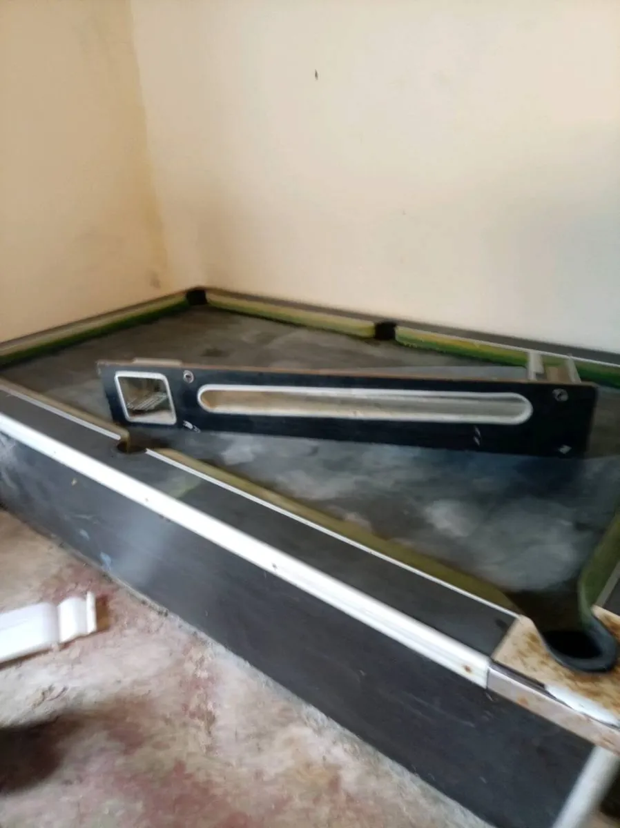 Pool table - Image 1