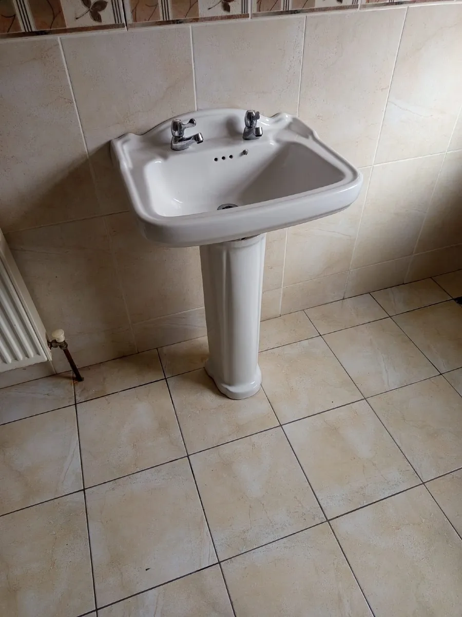 Bath and sink - Image 2