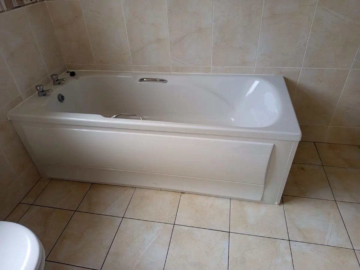 Bath and sink - Image 1