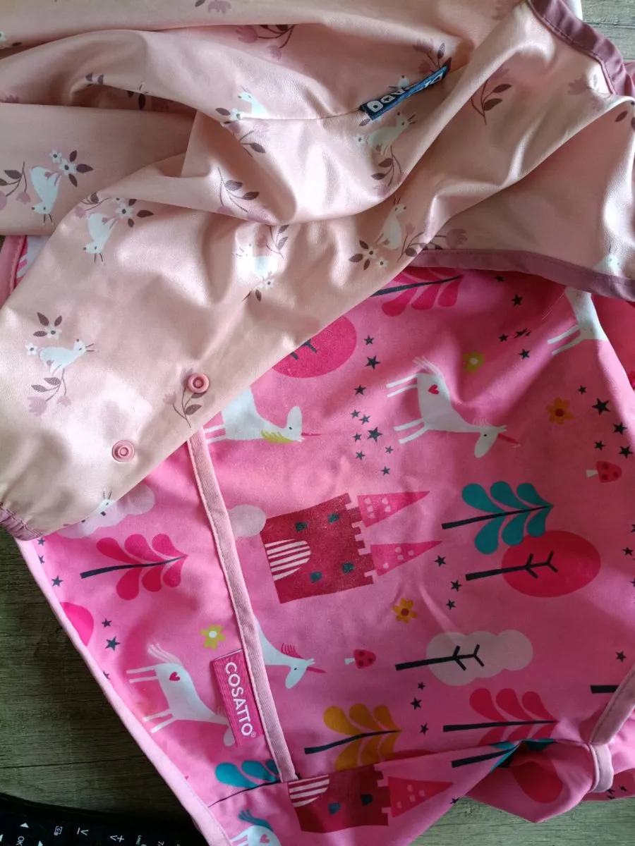 Baby weaning bibs and plates/bowls - Image 1