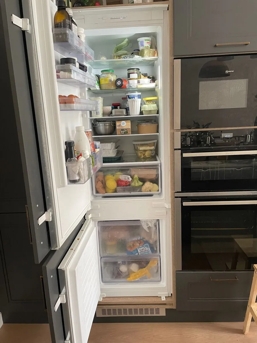 Neff integrated fridge freezer KI587 - Image 2
