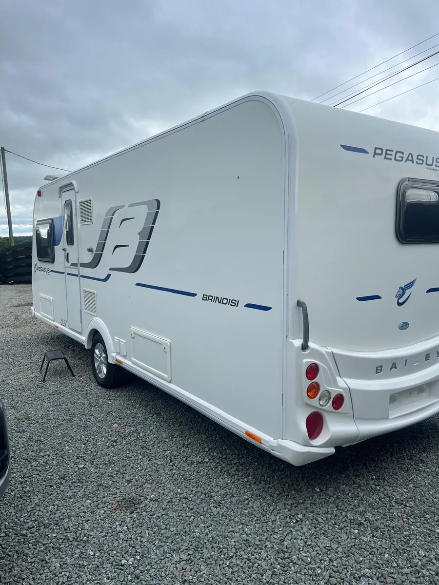 2017 Bailey Pegasus with island bed - Image 3