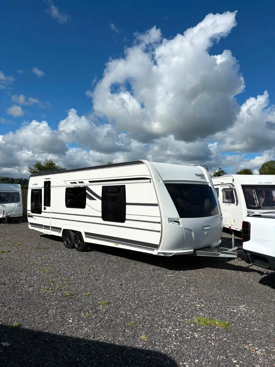 2019 Fendt Le Vogue 700 6 Berth Fix Bed Caravan - Image 2