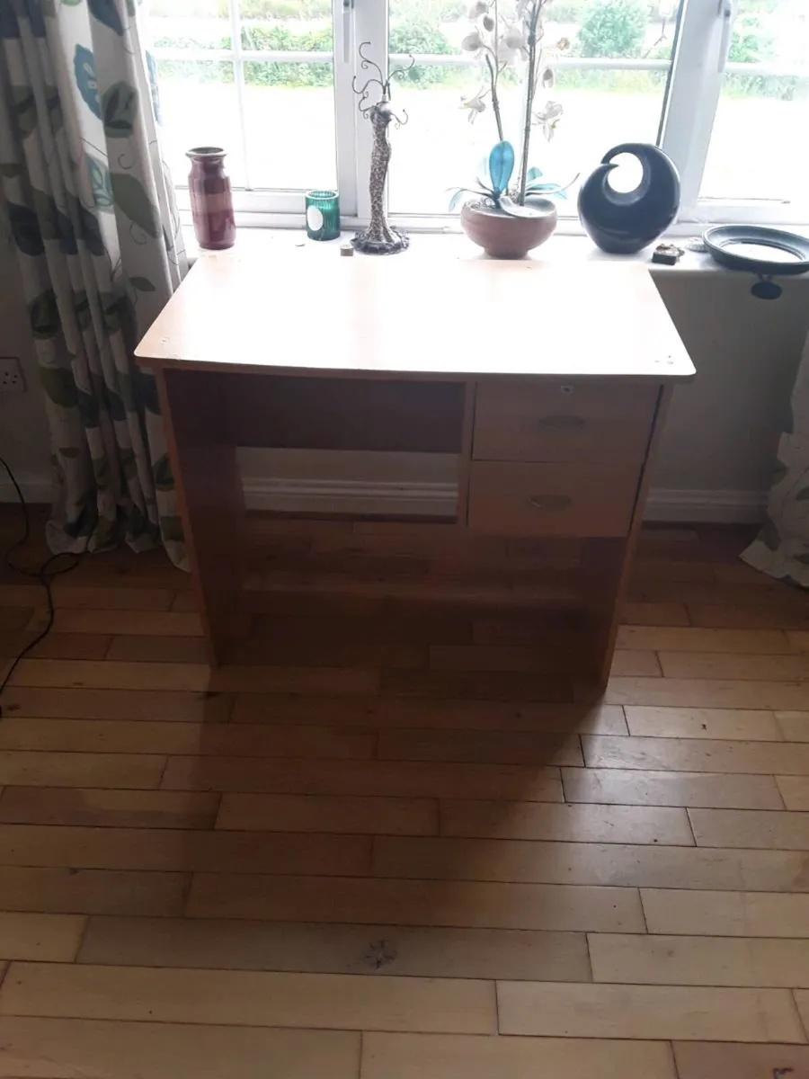 Desk with 2 drawers   10 euro - Image 1