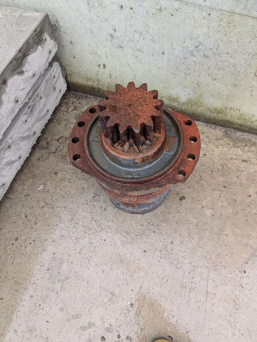 Volvo EW160C Swing Motor - Image 3