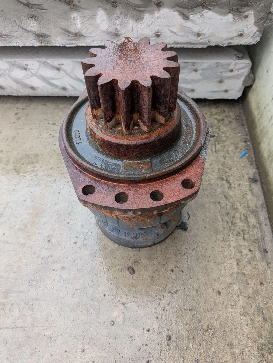 Volvo EW160C Swing Motor - Image 4