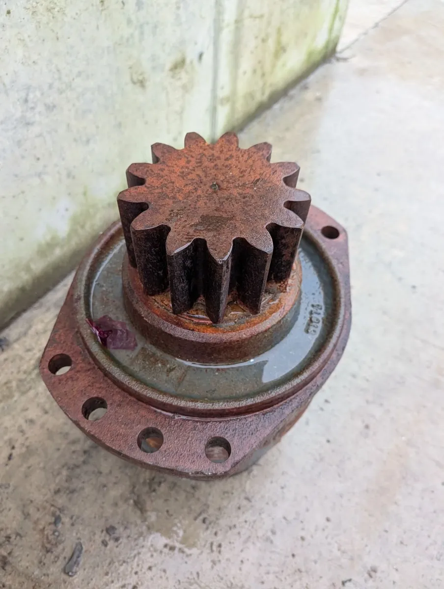 Volvo EW160C Swing Motor - Image 1