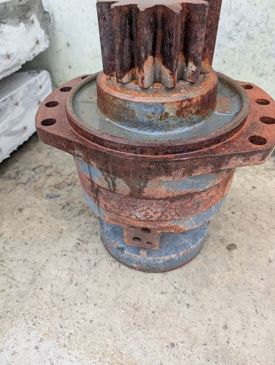 Volvo EW160C Swing Motor - Image 2