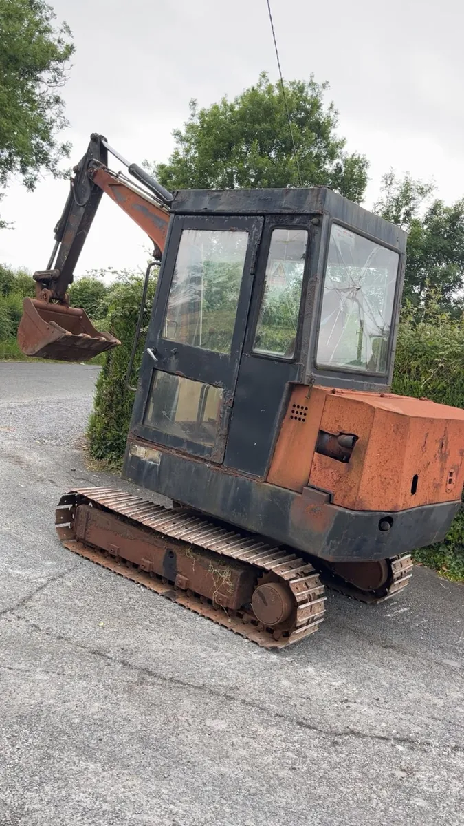 3 ton Nissan mini digger - Image 1