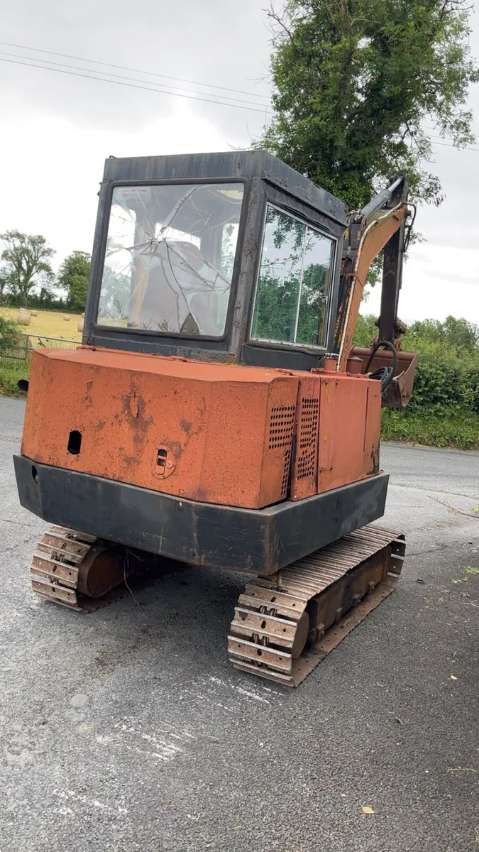 3 ton Nissan mini digger - Image 2