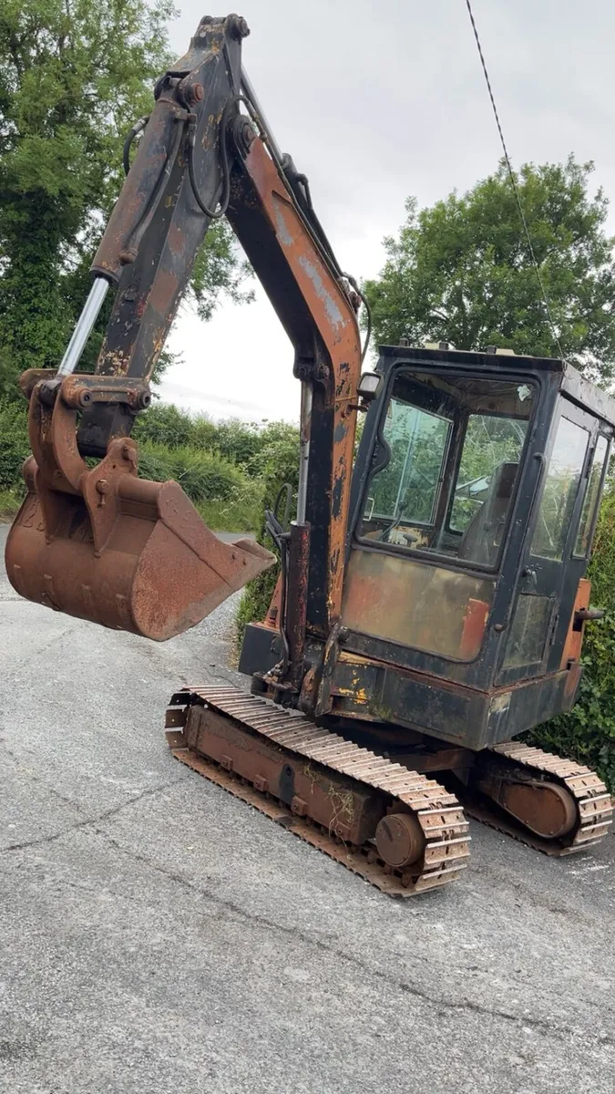 3 ton Nissan mini digger - Image 3