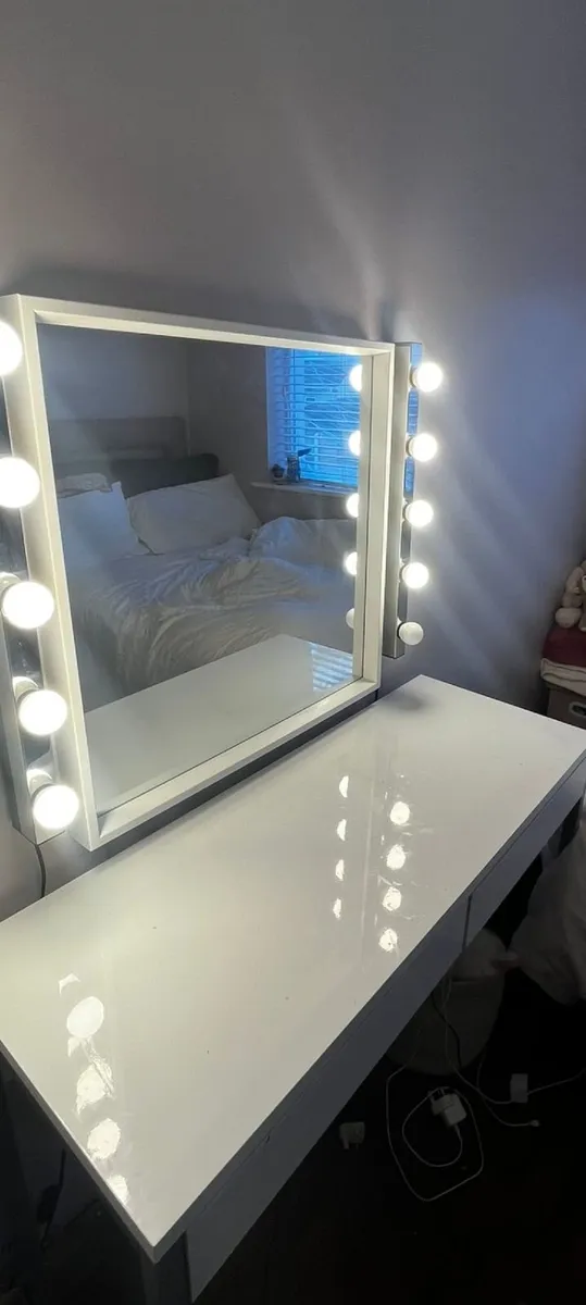 Vanity Mirror with light's and desk - Image 3