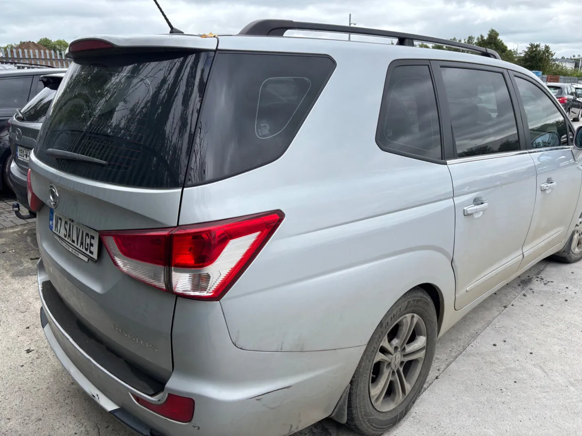 18 Sanyong Radius 2.1 Diesel 7 Seats 130km Drives - Image 3