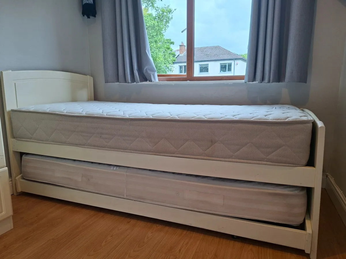 Single bed with guest bed - Image 1