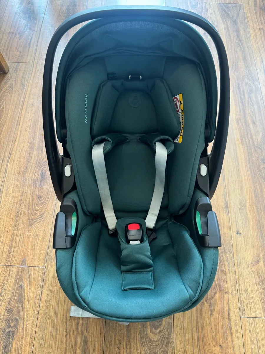 Maxi Cosi baby car seat and base - Image 2