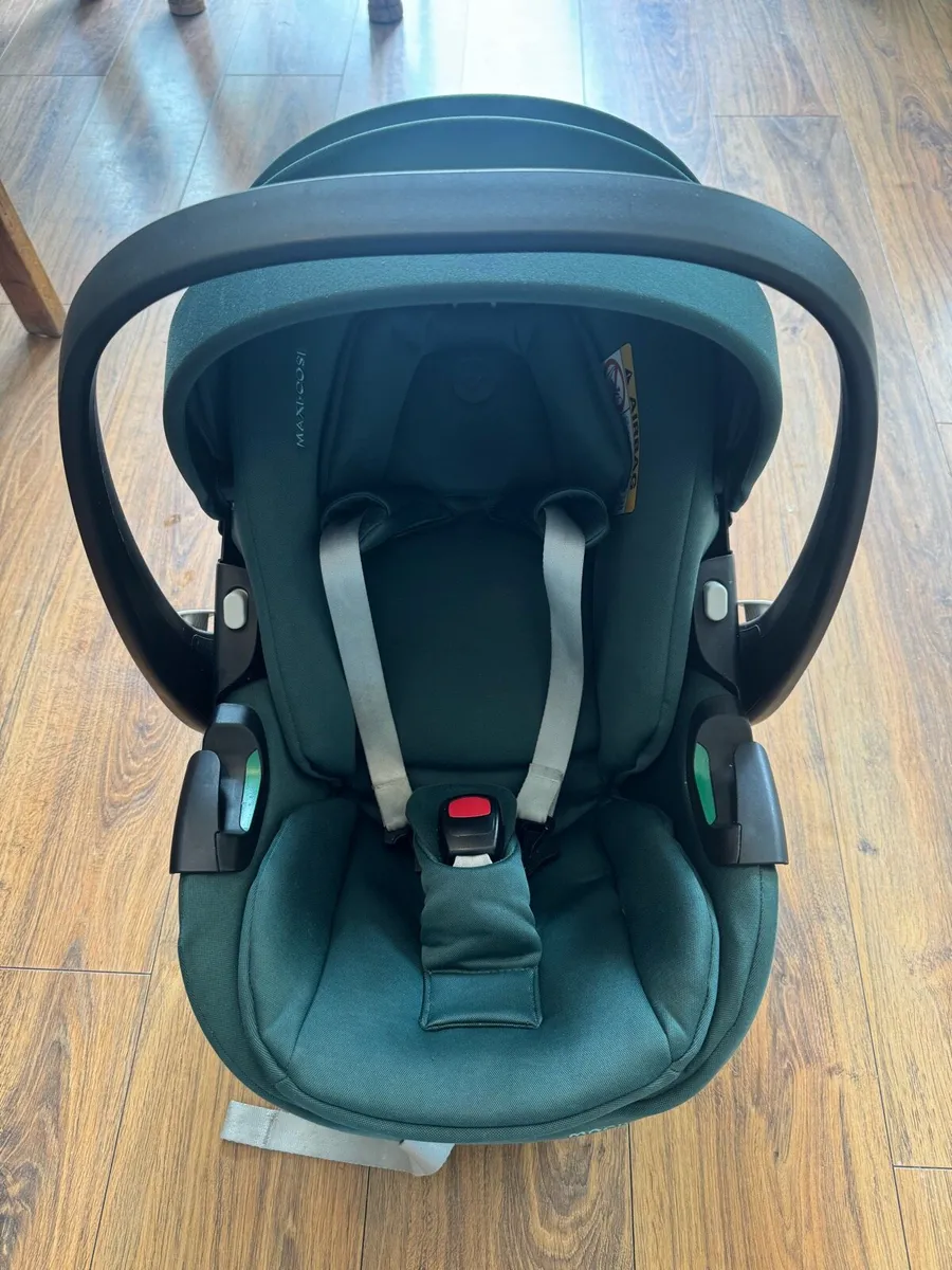 Maxi Cosi baby car seat and base - Image 3