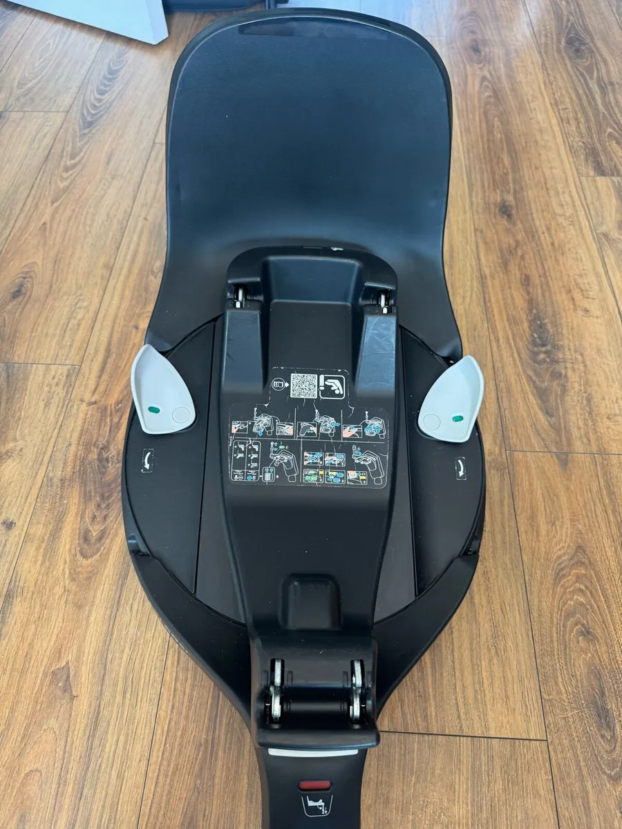 Maxi Cosi baby car seat and base - Image 4