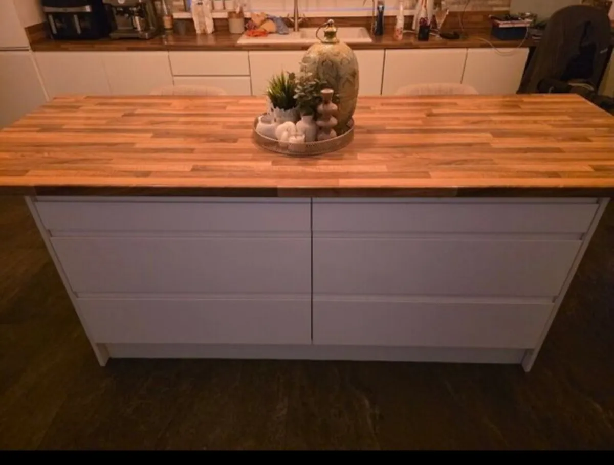 Kitchen Island - Image 1
