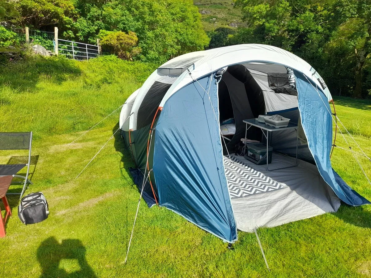 4 Man Tent with 2 Camp beds and sleeping bags - Image 1