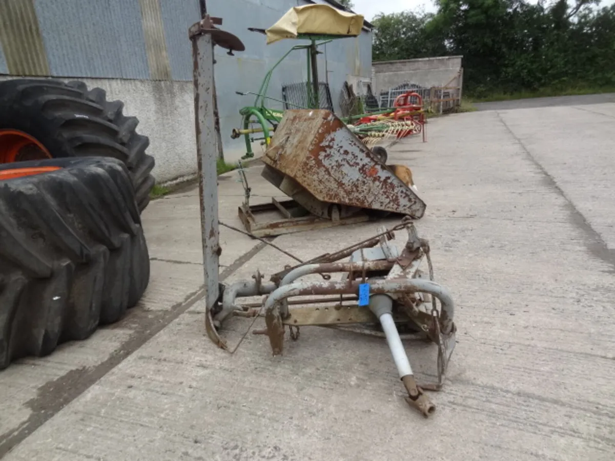 MF Massey Ferguson 732 Finger Bar Reaper - Image 1
