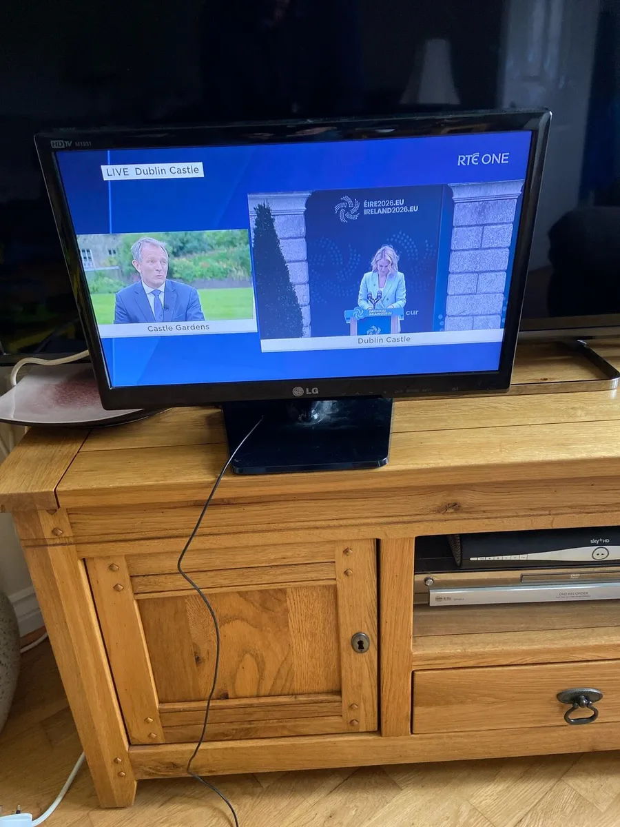 18 inch. LG. TV.  With. Remote