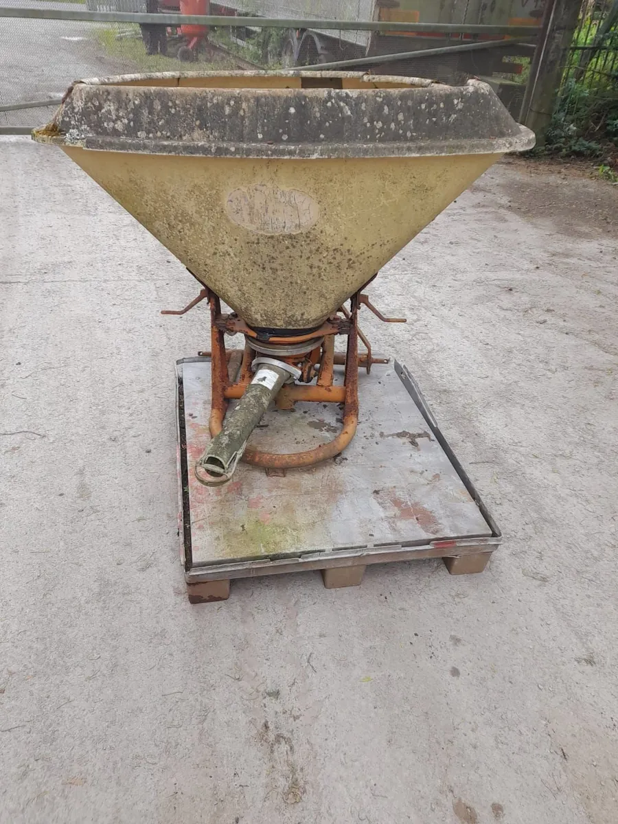 vicon fertiliser spreader - Image 1