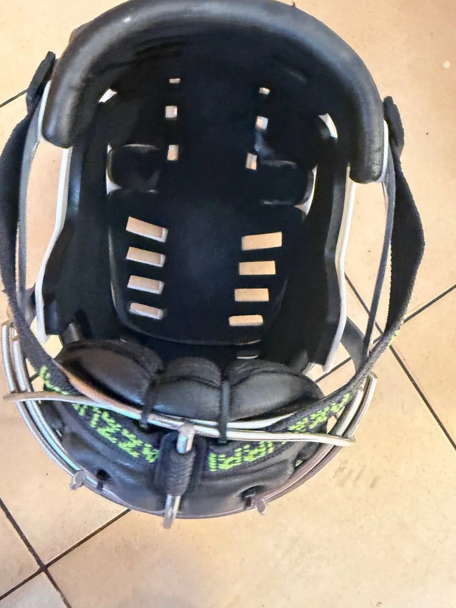 Hurling helmet - Image 3