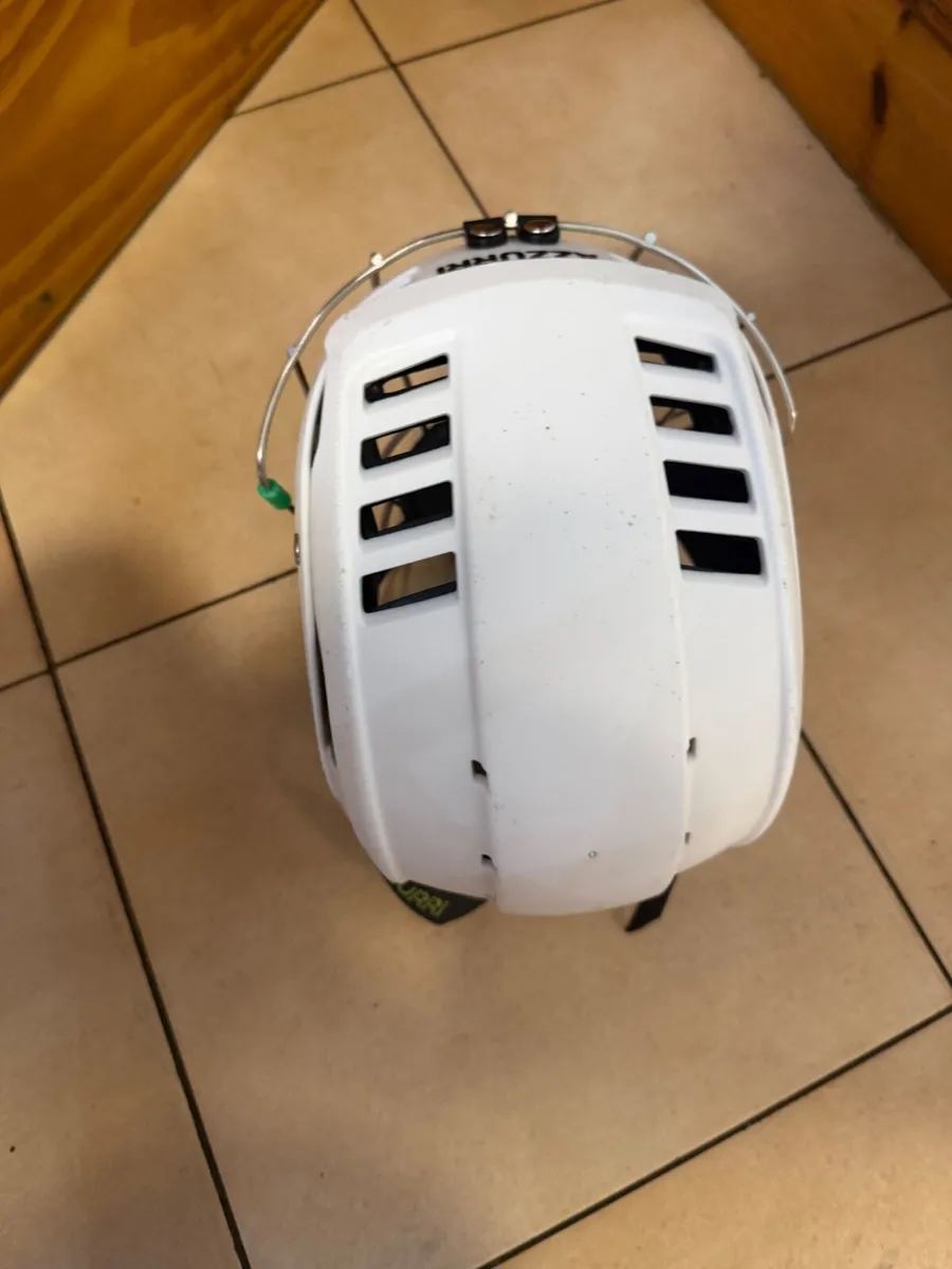 Hurling helmet - Image 4