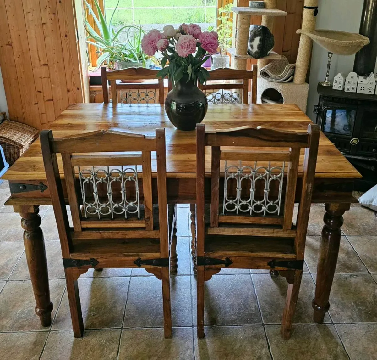 Table and chairs - Image 1
