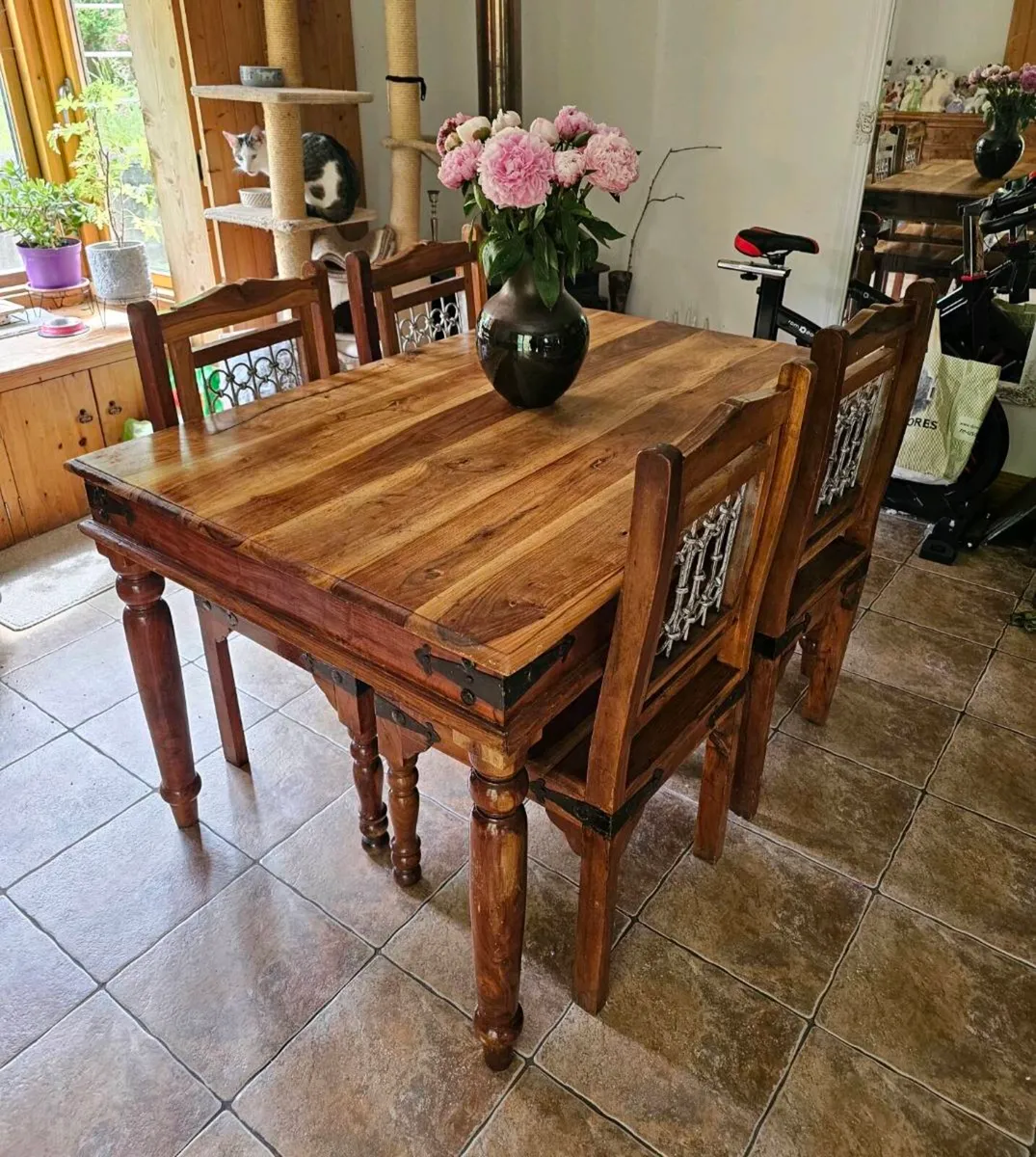 Table and chairs - Image 2