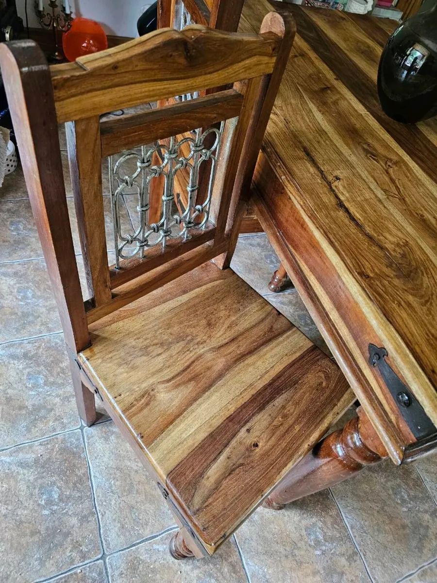 Table and chairs - Image 3