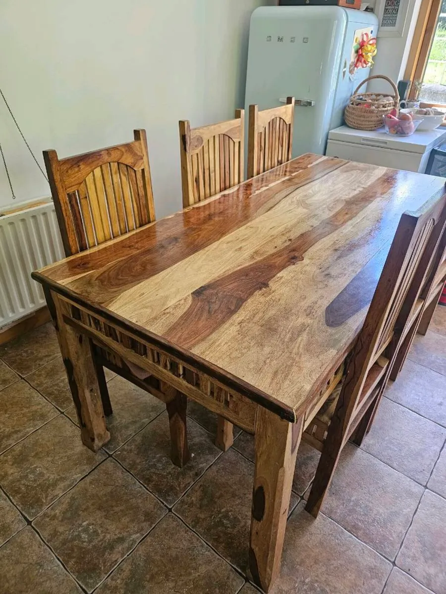 Table and chairs - Image 4