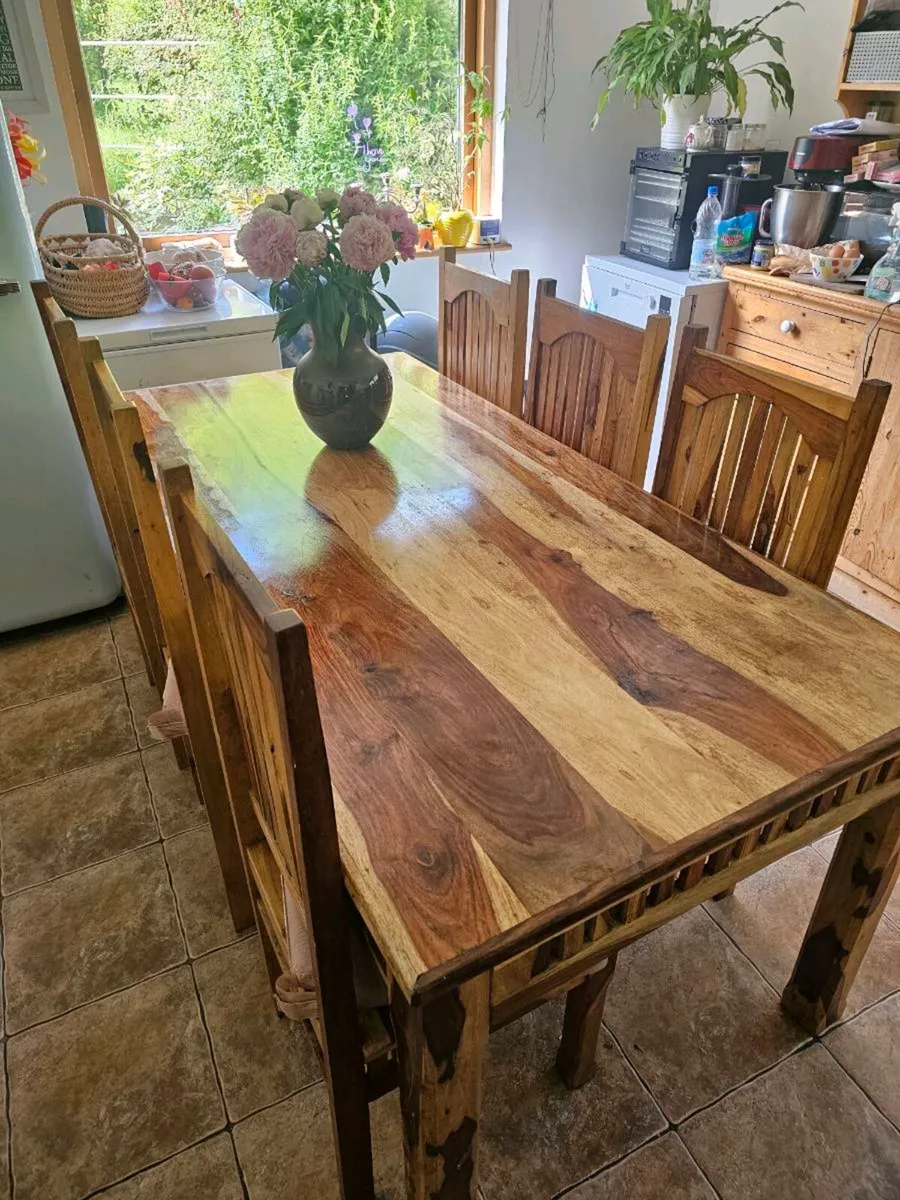 Table and chairs - Image 1