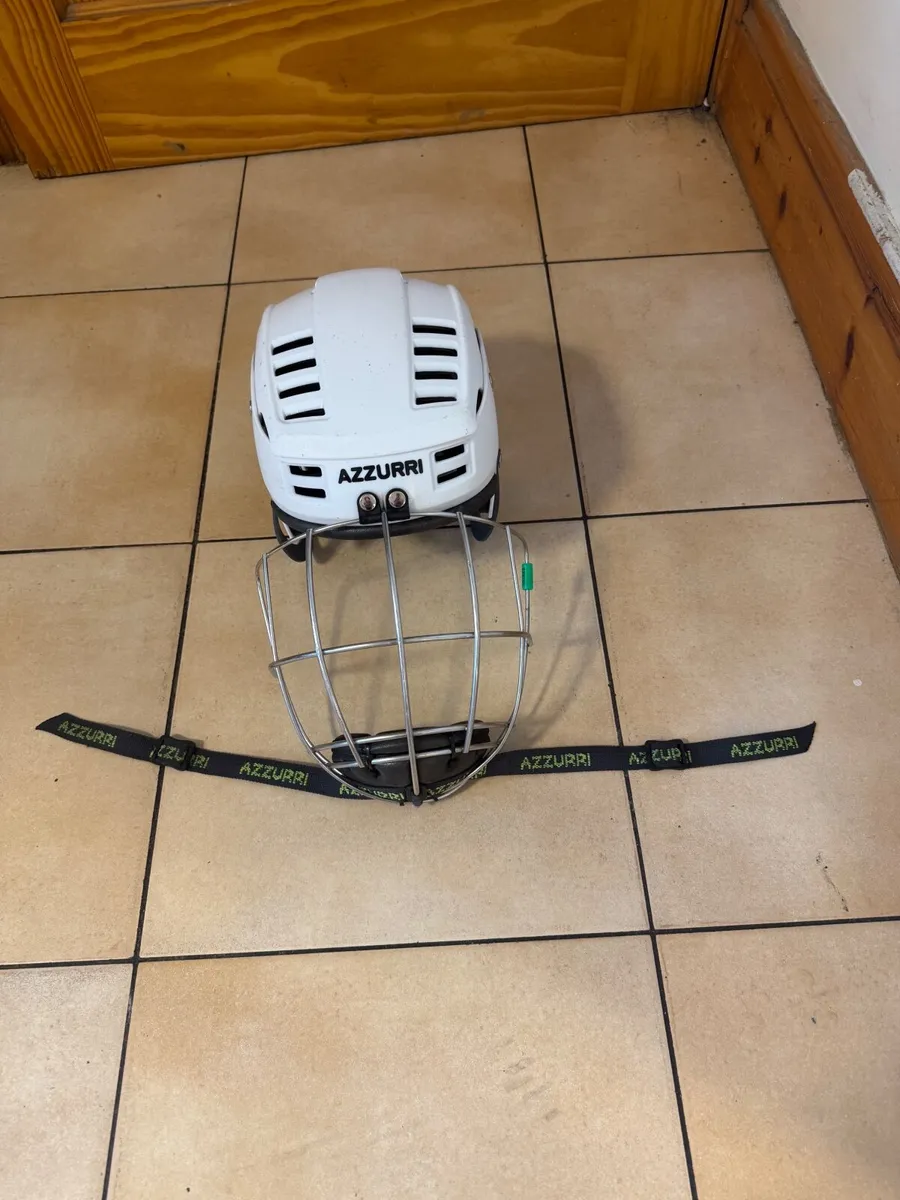 Hurling helmet - Image 1