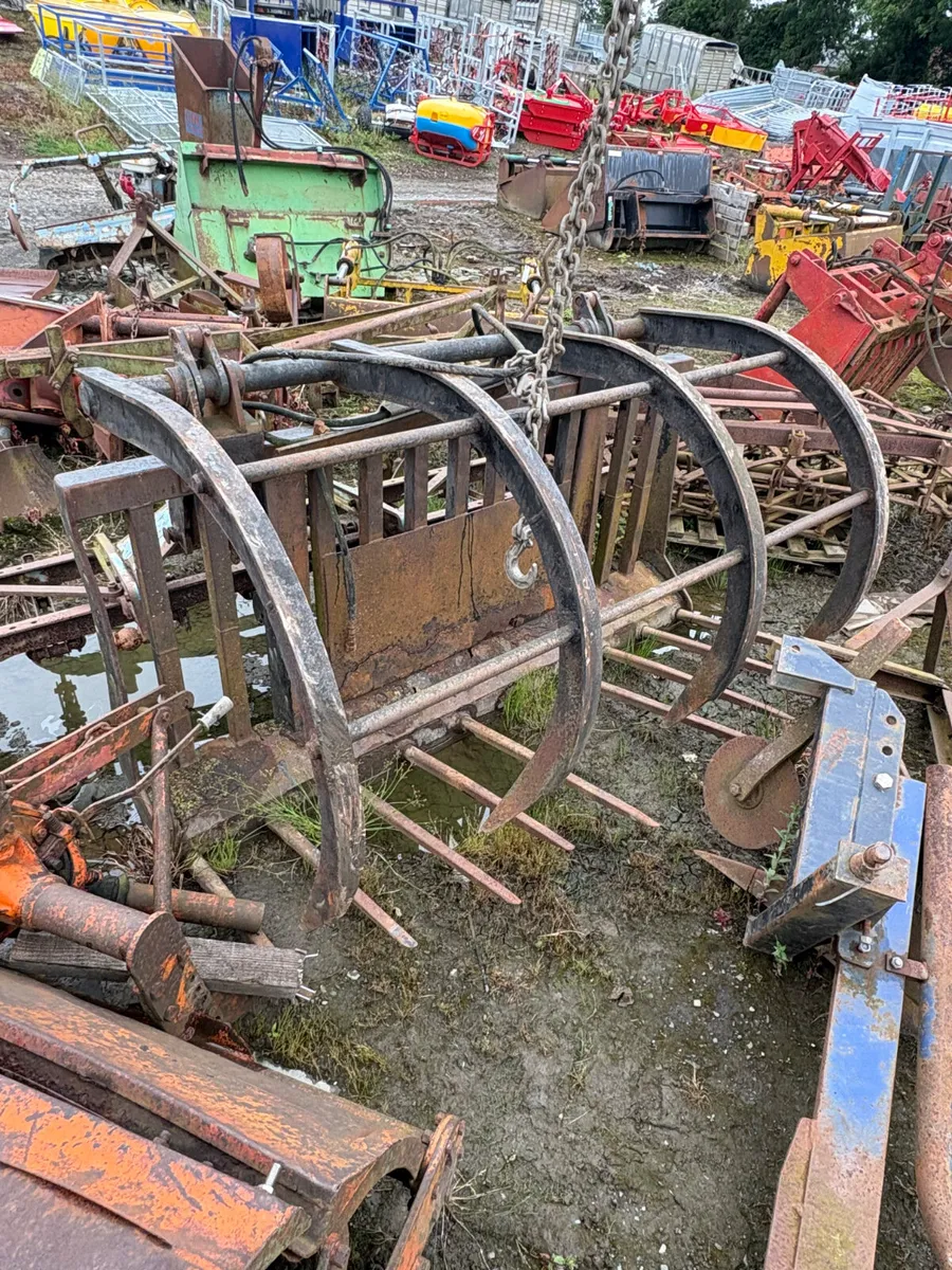 Large 7ft dung grab - Image 1