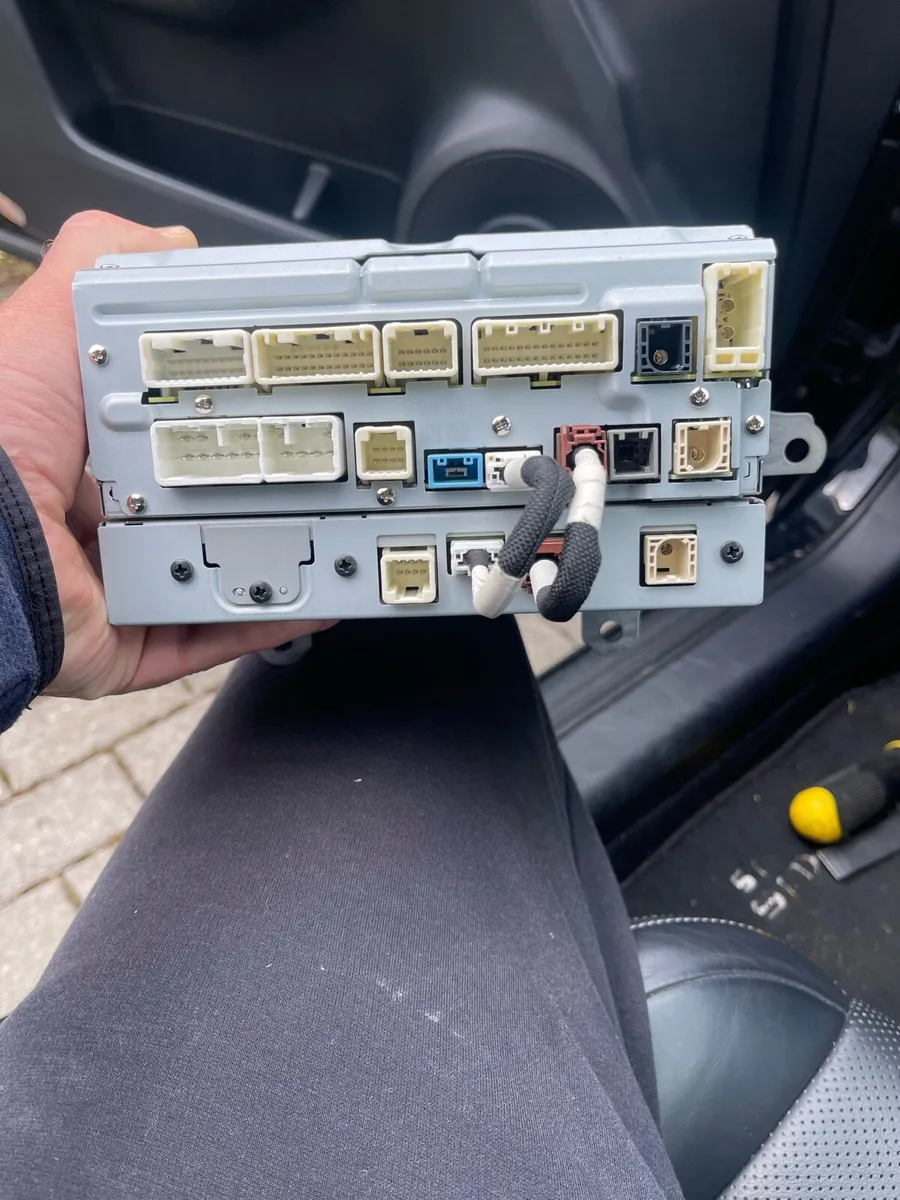 Lexus IS 300h Radio unit - Image 3