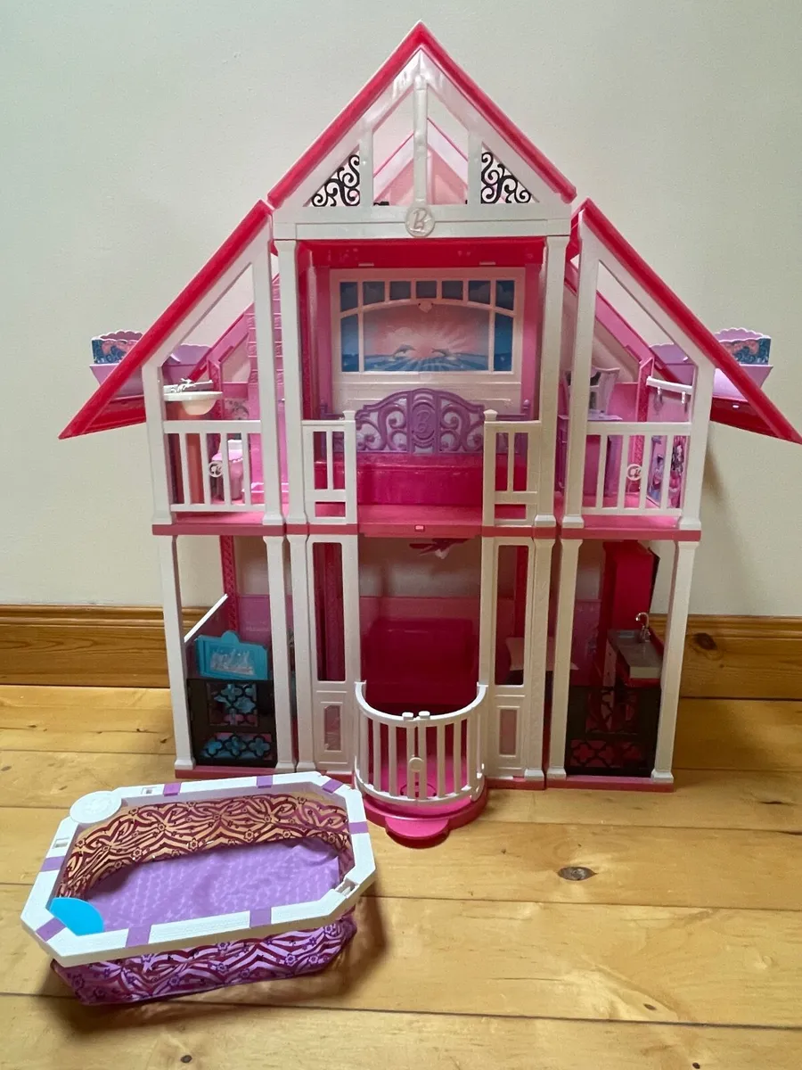 2011 Barbie Malibu Dreamhouse And Pool - Image 1