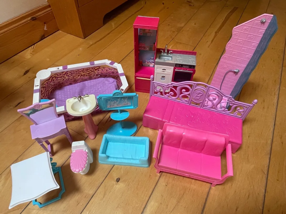 2011 Barbie Malibu Dreamhouse And Pool - Image 2