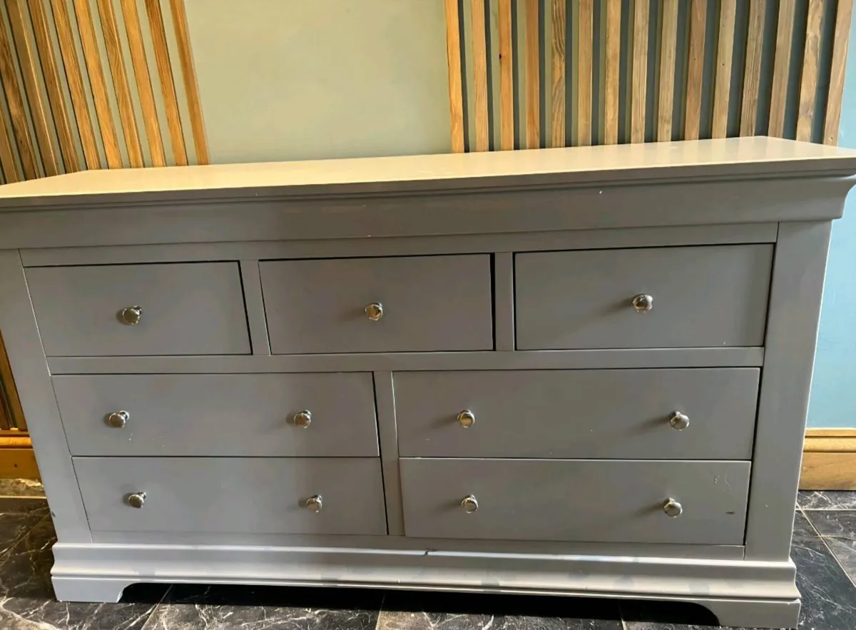 Wardrobe and chest of drawers - Image 1