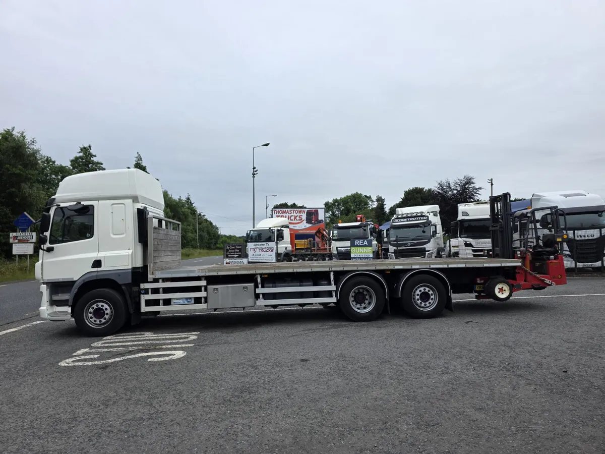 2016 DAF CF 330 6X2 rear steer with 27ft flat body - Image 4