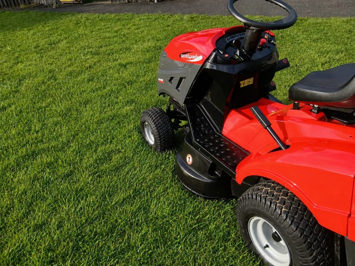 Castle garden ride on lawnmower - Image 4