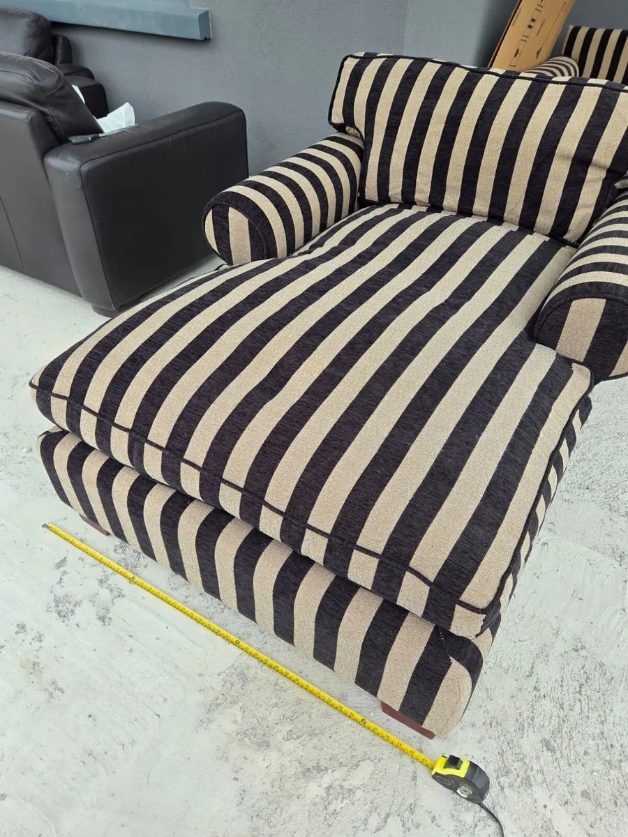 lounge chairs final reduction before withdraw - Image 3