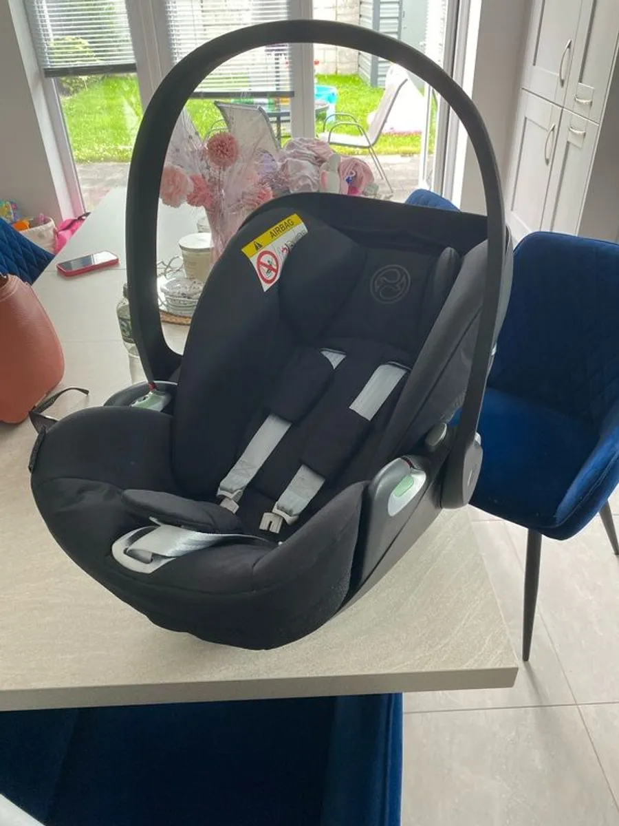 Cybex car seat and isofix base. - Image 2