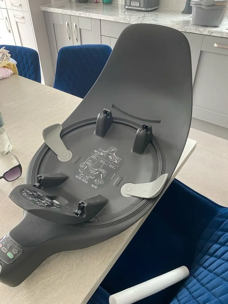 Cybex car seat and isofix base. - Image 1