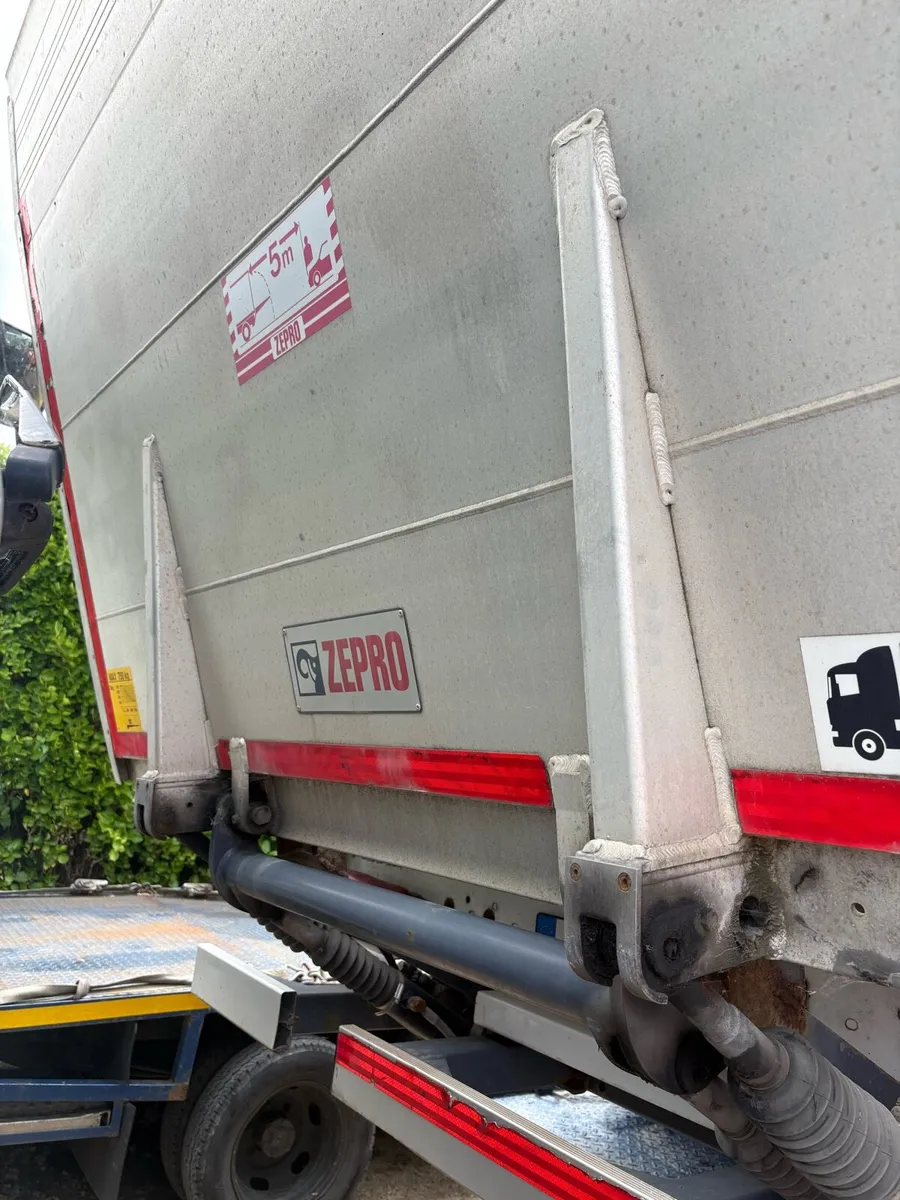 Tail lift - Image 1