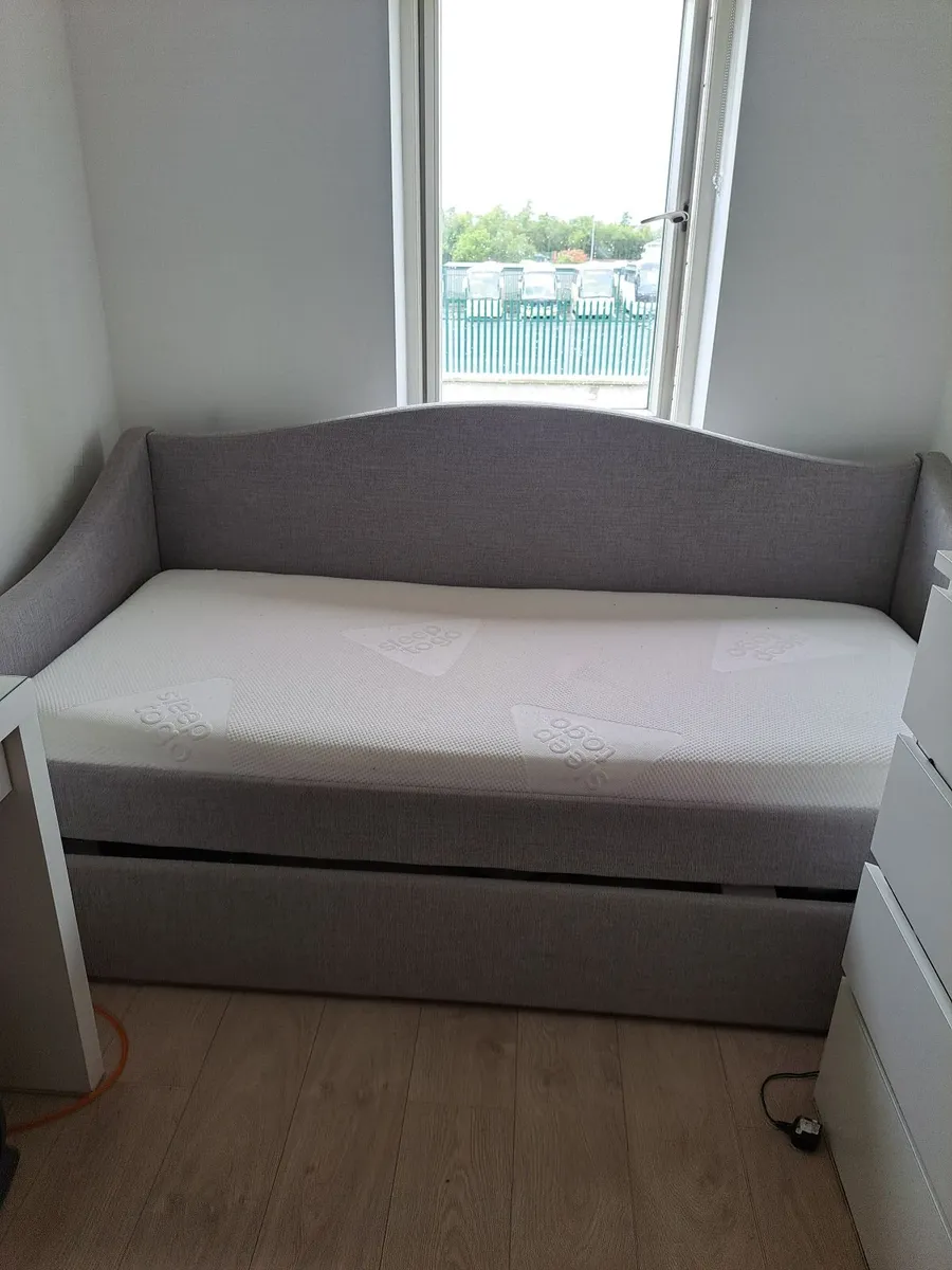 Daybed with pull out & 2 mattresses - Image 1