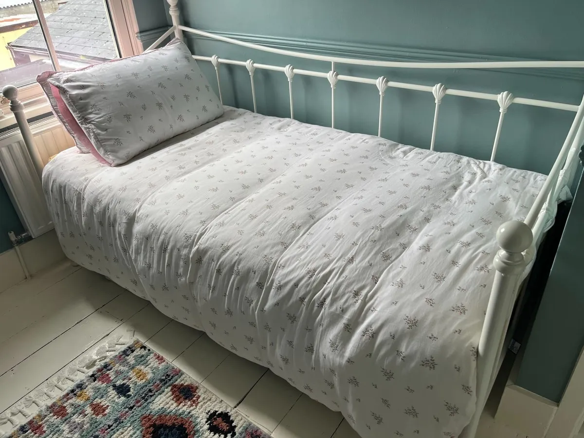 Extendable Day Bed - Image 1