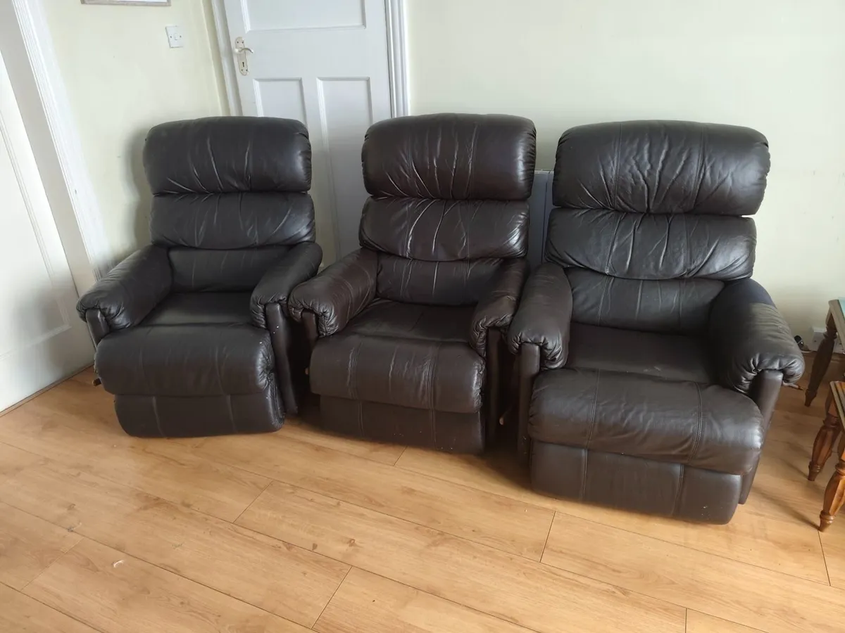 3 Lazyboy leather recliner armchairs - Image 1