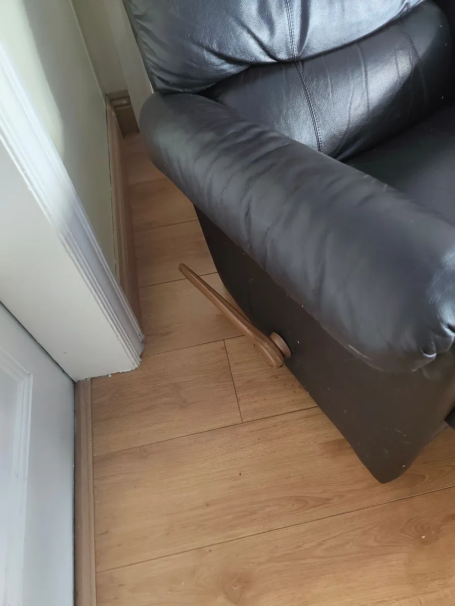3 Lazyboy leather recliner armchairs - Image 2